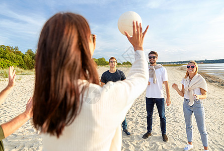 排球,休闲游戏人们的快乐的朋友海滩上玩球夏天夏天朋友们海滩上打排球图片