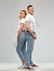 关系,风格人的幸福夫妇的肖像白色T恤灰色背景穿着白色T恤的幸福夫妇的肖像图片