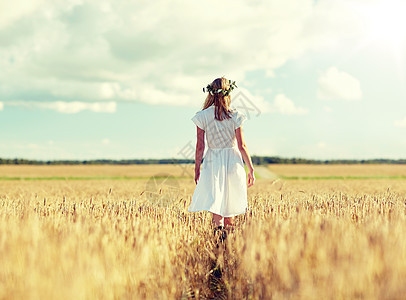 幸福,自然,暑假,假期人们的微笑的轻女人戴着花圈白色的衣服沿着谷物地里走快乐的轻女人花圈上的谷物田图片