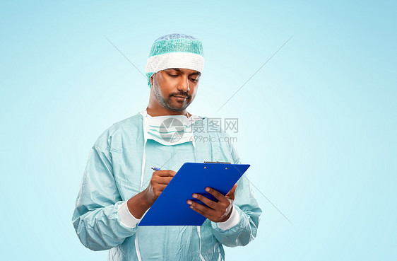 医学,手术人的微笑的印度男医生外科医生穿着防护服,为的剪贴板带剪贴板的印度男医生外科医生图片