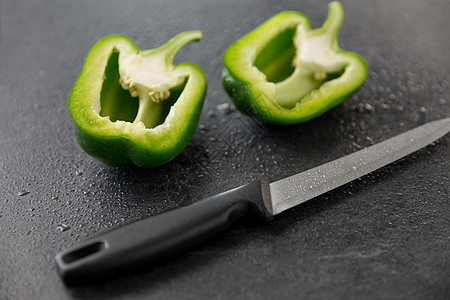 蔬菜,食物烹饪切割青椒菜刀石板石背景石板背景上的青椒菜刀图片