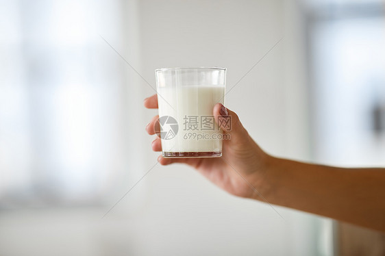 食物,饮食乳制品的近距离的女手着杯牛奶特写女手着杯牛奶图片