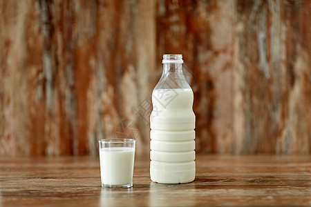 食品乳制品木制桌子上的璃牛奶瓶木制桌子上的璃瓶牛奶图片