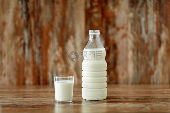 食品乳制品木制桌子上的璃牛奶瓶木制桌子上的璃瓶牛奶图片