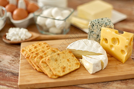 食物饮食咸饼干奶酪木板上木板上的饼干奶酪其他食物图片