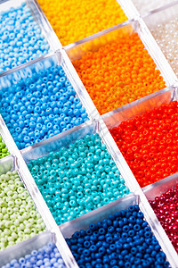 调色板的颜色珠子塑料盒盒子里各种各样的珠子图片
