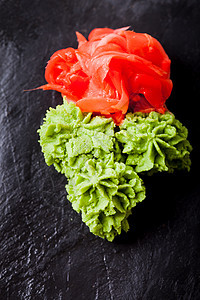 由日本辣根姜粉腌片制成的芥末绿色糊状物芥末生姜寿司的传统开胃菜图片