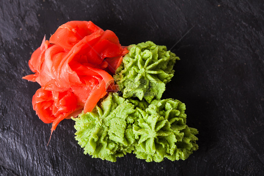 由日本辣根姜粉腌片制成的芥末绿色糊状物芥末生姜寿司的传统开胃菜图片