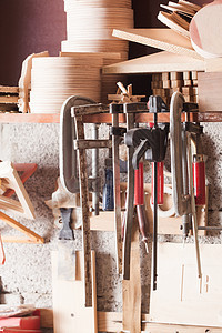 木匠的旧工具固定车间的墙上木工车间墙上固定的各种工具仪器的近景木工工具固定车间的墙上图片