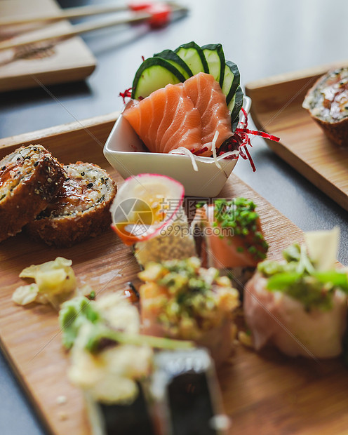 寿司日本菜餐厅的桌子上图片