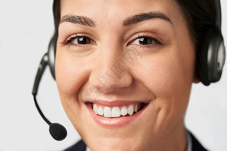 客户服务部戴电话耳机的女商人肖像图片