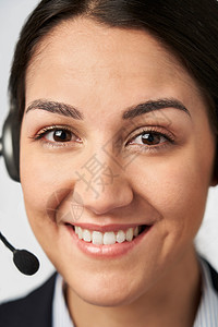 客户服务部戴电话耳机的微笑女商人的肖像图片