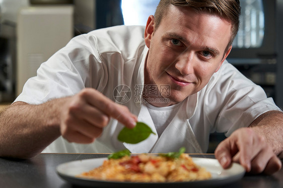 男厨师专业厨房装饰食物盘子的肖像图片