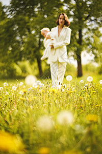 户外时尚肖像轻美丽的母亲小可爱的女儿草地上蒲公英春天的形象图片