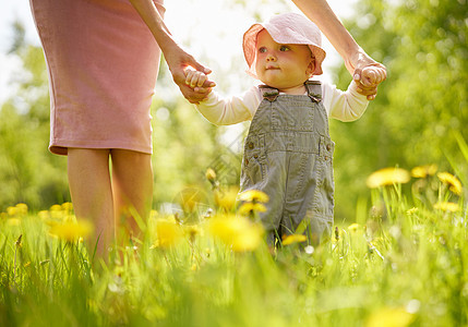 户外生活方式的肖像,轻美丽的母亲小可爱的女儿草地上蒲公英夏天的形象图片