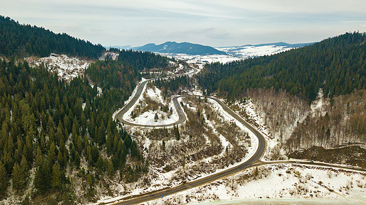 冬季雪山景观中的道路蛇纹石空中乡村景观的道路地平线喀尔巴阡山脉,贝斯基山脉图片