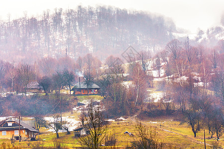 山上真正的山村大雾天气融化的雪早春天气预报春天来了背景图片