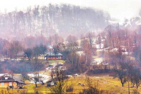 山上真正的山村大雾天气融化的雪早春天气预报春天来了图片
