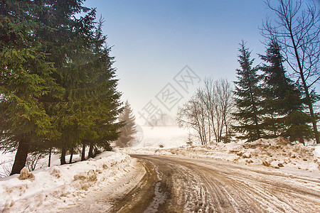 喀尔巴阡山脉乡村道路上融化的雪早春天气预报艰难的道路温带气候的早春春天来了图片