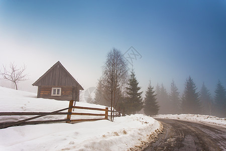 山村里的独屋喀尔巴阡山脉乡村公路上的雾天气融化的雪早春天气预报春天来了图片