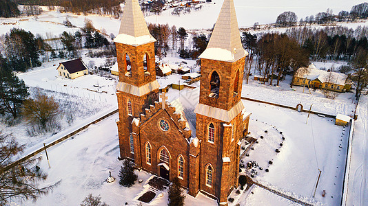 古老基督教教堂的鸟瞰农村冬天的场景白俄罗斯明斯克附近的rubezhevichi村背景图片