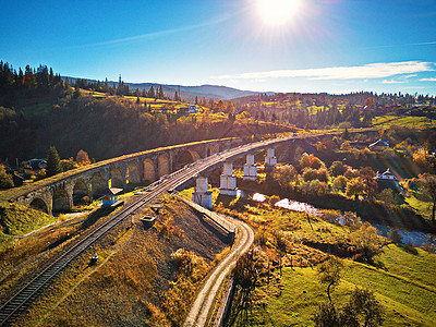 山里的旧铁路高架桥秋季乡村景观与铁路高架桥,村庄Vorohta喀尔巴阡山脉经神经病图片