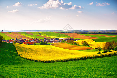 绿色春天田野春天的草地乡村场景下奥地利春天科尔扎田波兹多夫附近山上的村庄图片