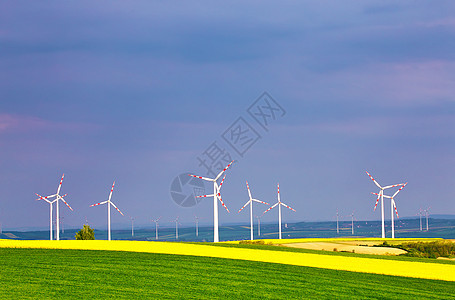 带风力发电机的春季黄色科尔扎场风力涡轮机公园发电绿色环境下奥地利,靠近珀斯多夫图片