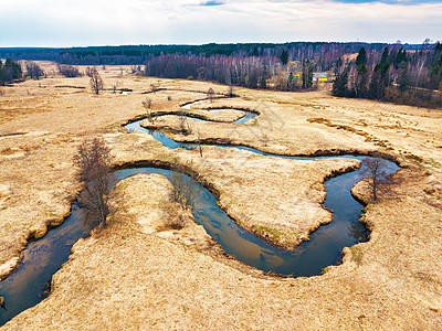 四月的乡村景观初春的小河苏拉空中俯瞰小溪弯曲个中间白俄罗斯图片