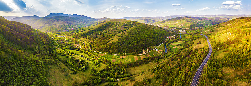 美丽的风景道路上的山与日落阴云戏剧的天空傍阳光照射山上乌克兰喀尔巴阡山脉的贝斯基德山脉图片