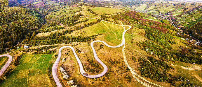 山上弯曲弯曲的蛇形道路蜿蜒的高山道路乌克兰喀尔巴阡山脉图片