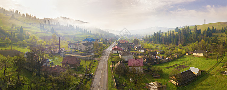 山村的路乡村春天的薄雾景观喀尔巴阡山谷的全景图片