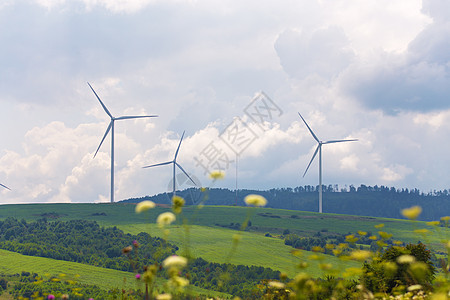 风力涡轮机美丽的阳光明媚的夏季秋山大地上绿色生态发电风电场生态场绿草鲜花贝斯基迪范围图片