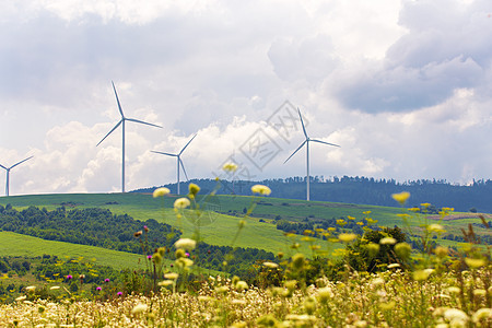 风力涡轮机美丽的阳光明媚的夏季秋山大地上绿色生态发电风电场生态场绿草鲜花贝斯基迪范围图片