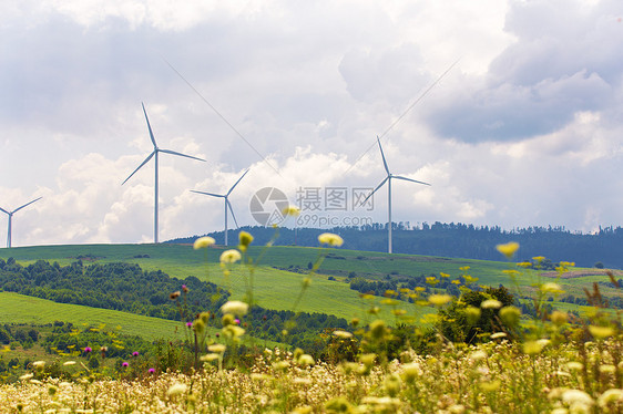 风力涡轮机美丽的阳光明媚的夏季秋山大地上绿色生态发电风电场生态场绿草鲜花贝斯基迪范围图片