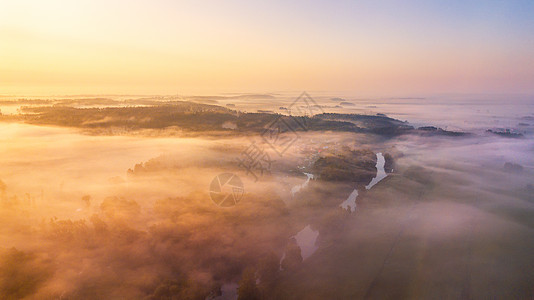 夏季自然景观航空全景晨雾笼罩着河流草地森林雾天日出时的自然阳光场景白俄罗斯,欧洲图片