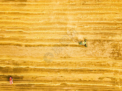 收割机场景工作联合收割机农业机收获金熟麦田农业空中俯视背景图片