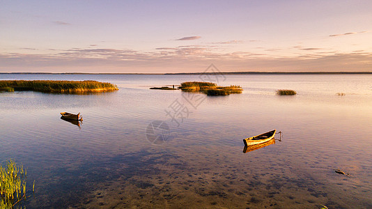 阳光明媚的夏日,干燥的湖上,帆船的景色,日落的光线浅滩水上的寄宿点风景如画背景图片