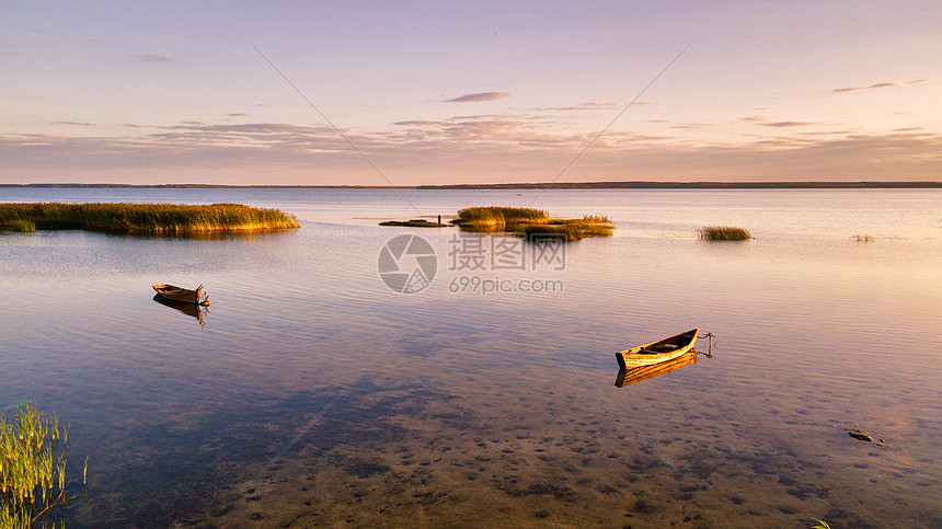 阳光明媚的夏日,干燥的湖上,帆船的景色,日落的光线浅滩水上的寄宿点风景如画图片