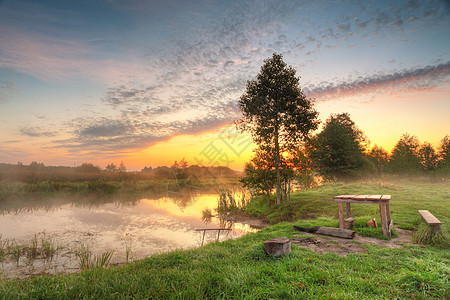 野餐的地方秋天五彩缤纷的日出雾平静的河流上秋天的季节朦胧的早晨秋晓景象全景白俄罗斯图片