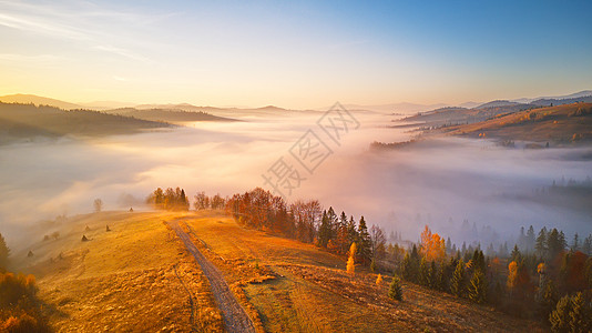 美丽的十月日出山间雾谷可怕的高山高地清晨美丽的秋天喀尔巴阡山的全景欧洲,喀尔巴阡山脉,乌克兰图片