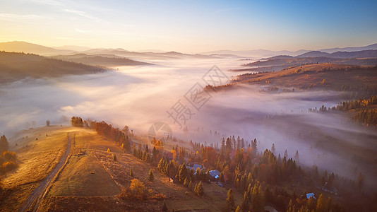 美丽的十月日出山间雾谷可怕的高山高地清晨美丽的秋天喀尔巴阡山的全景欧洲,喀尔巴阡山脉,乌克兰图片