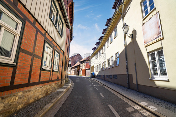 德国的城市街道,夏天蓝天下古老的巴伐利亚房屋图片