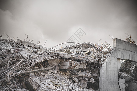 个战区的废墟,多云的天空下座损坏的混凝土建筑图片