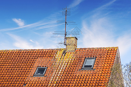 夏天,屋顶上天线烟囱,蓝天下两个小窗户图片
