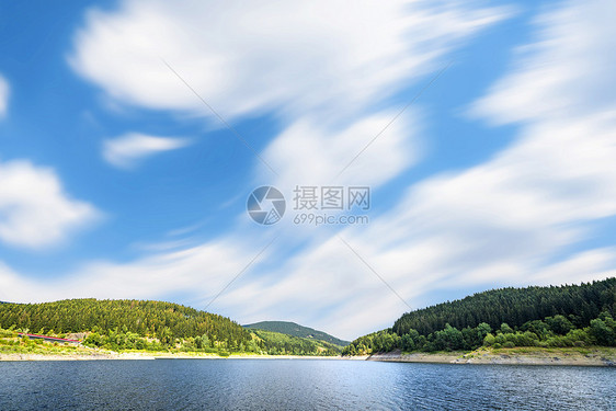 大湖蓝天下,风中,森林夏天的岸边图片