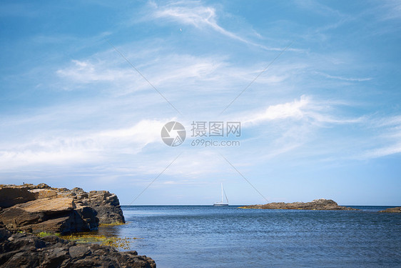 夏天,帆船蓝天下的海上,岸边悬崖图片