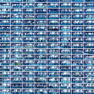 蓝色图案与小阳台窗户大阪,日本蓝色图案与小阳台窗户,大阪,日本图片