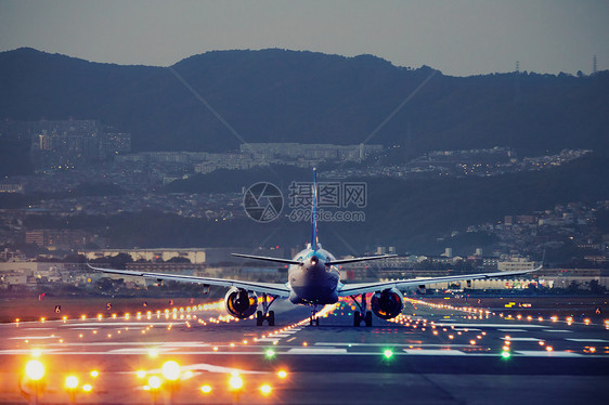 黄昏时分,大飞机日本大阪日本国际机场降落蓝色时间的大飞机着陆图片