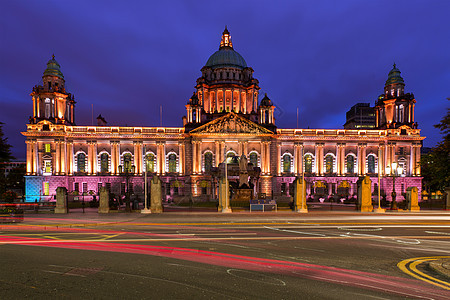 夜间照亮贝尔法斯特市政厅,贝尔法斯特,北爱尔兰,英国照亮贝尔法斯特市政厅背景图片